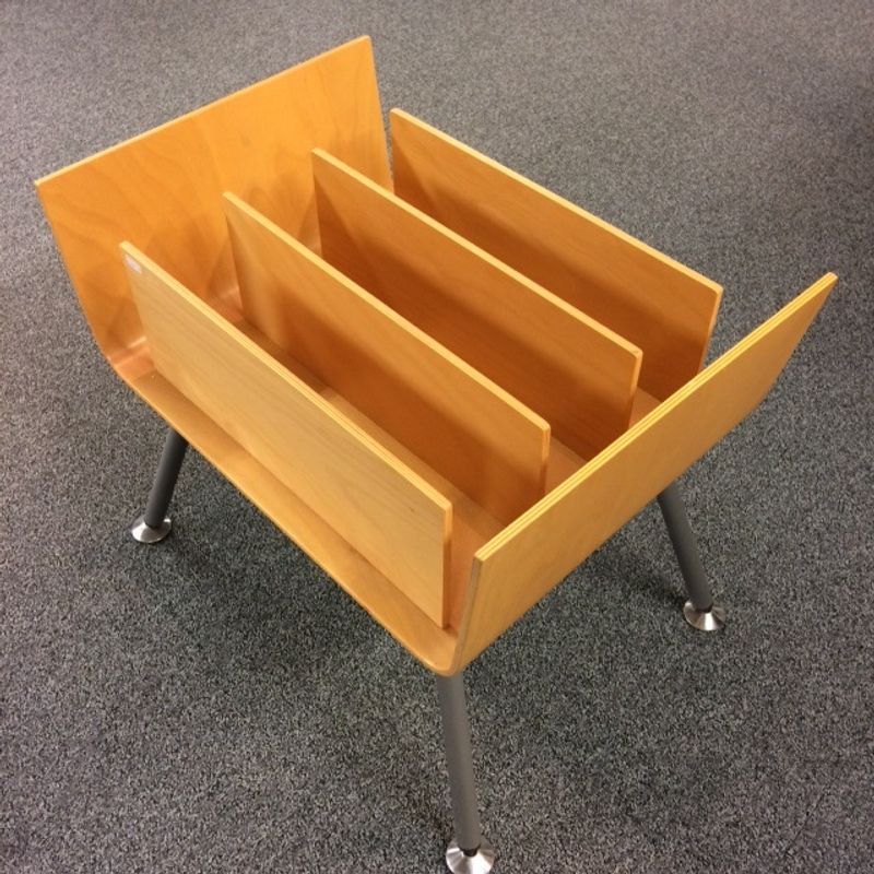 Tidskriftsställ björk visningsex.