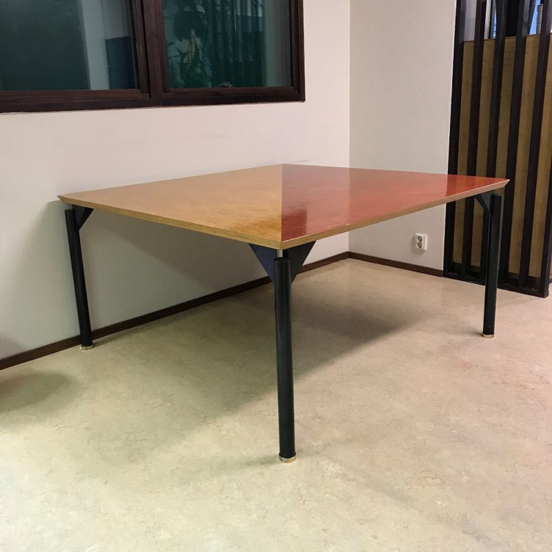 Konferensbord 1400x1400 mm - begagnad