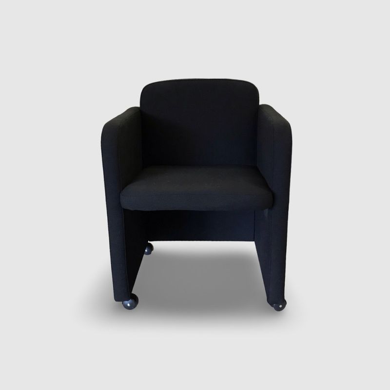 Fåtölj svart textil med hjul - begagnad