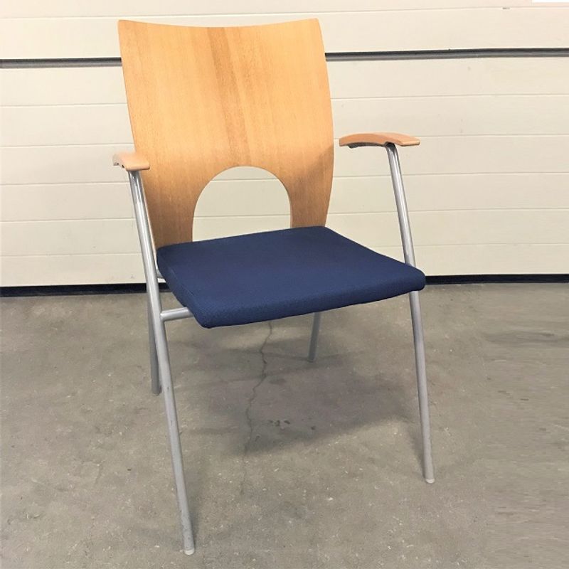 Konferensstol Kinnarps Yin med armstöd mörkblå - begagnad