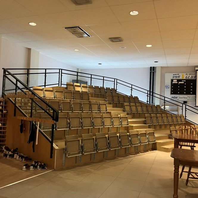 Huvudbild Fällstol beige plast väggmontering - begagnad