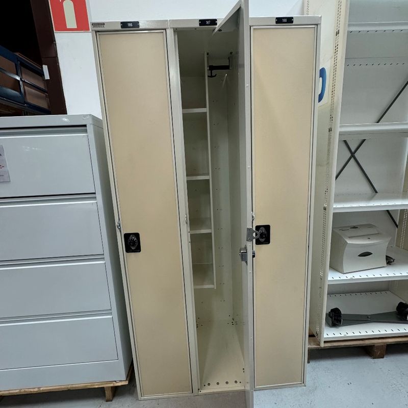 Klädskåp 3 dörrar - begagnat