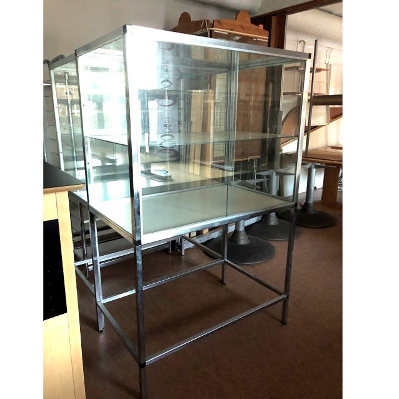 Vitrinskåp 160x103x62 cm - begagnad