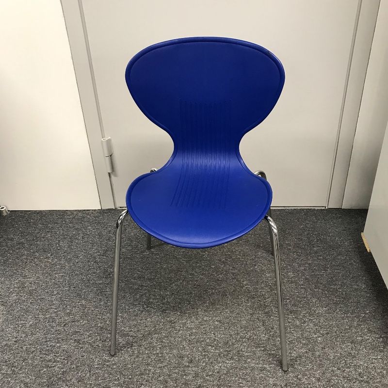 Stol blå plast stapelbar - begagnad